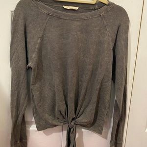 gray long sleeve tee